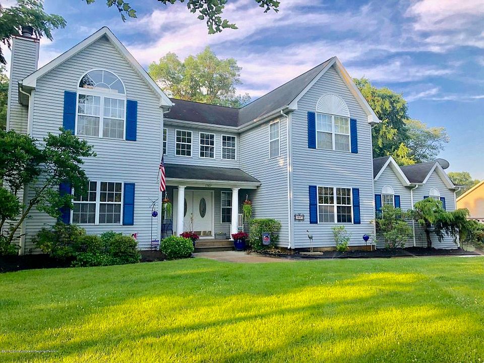 2nd image of 1587 Country Club Ln