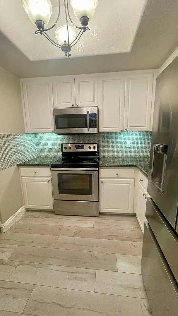 Beautiful 2 bedrooms + Den/Office or Bonus room, 2 bath condo in La Jolla for rent! — Photo 2