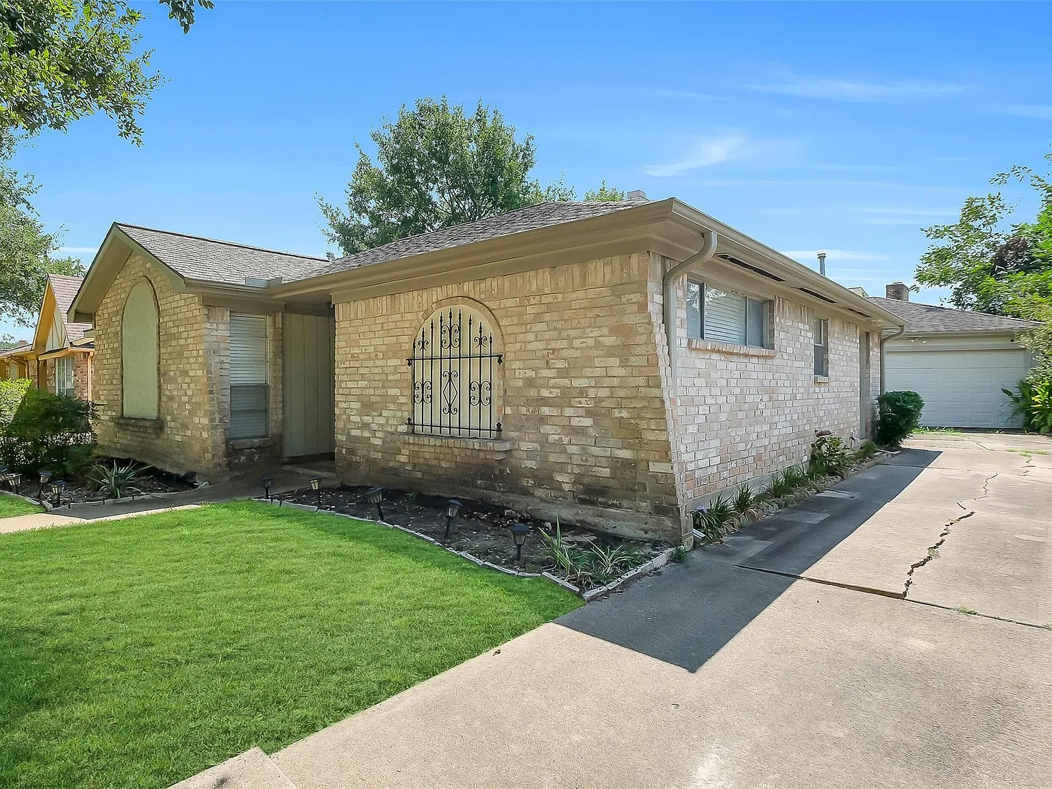 3 bed, 2.0 bath, 1759 sqft, $2,495 — Photo 4