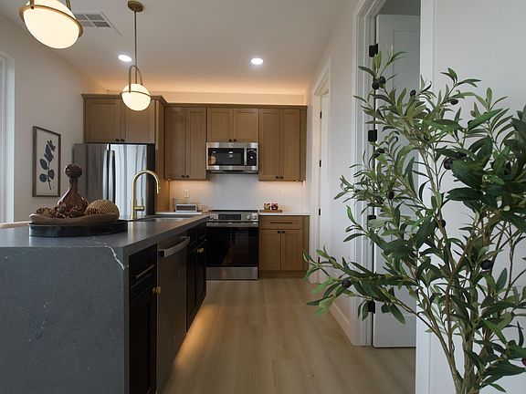 4th image of 923 S 5th Ave #A