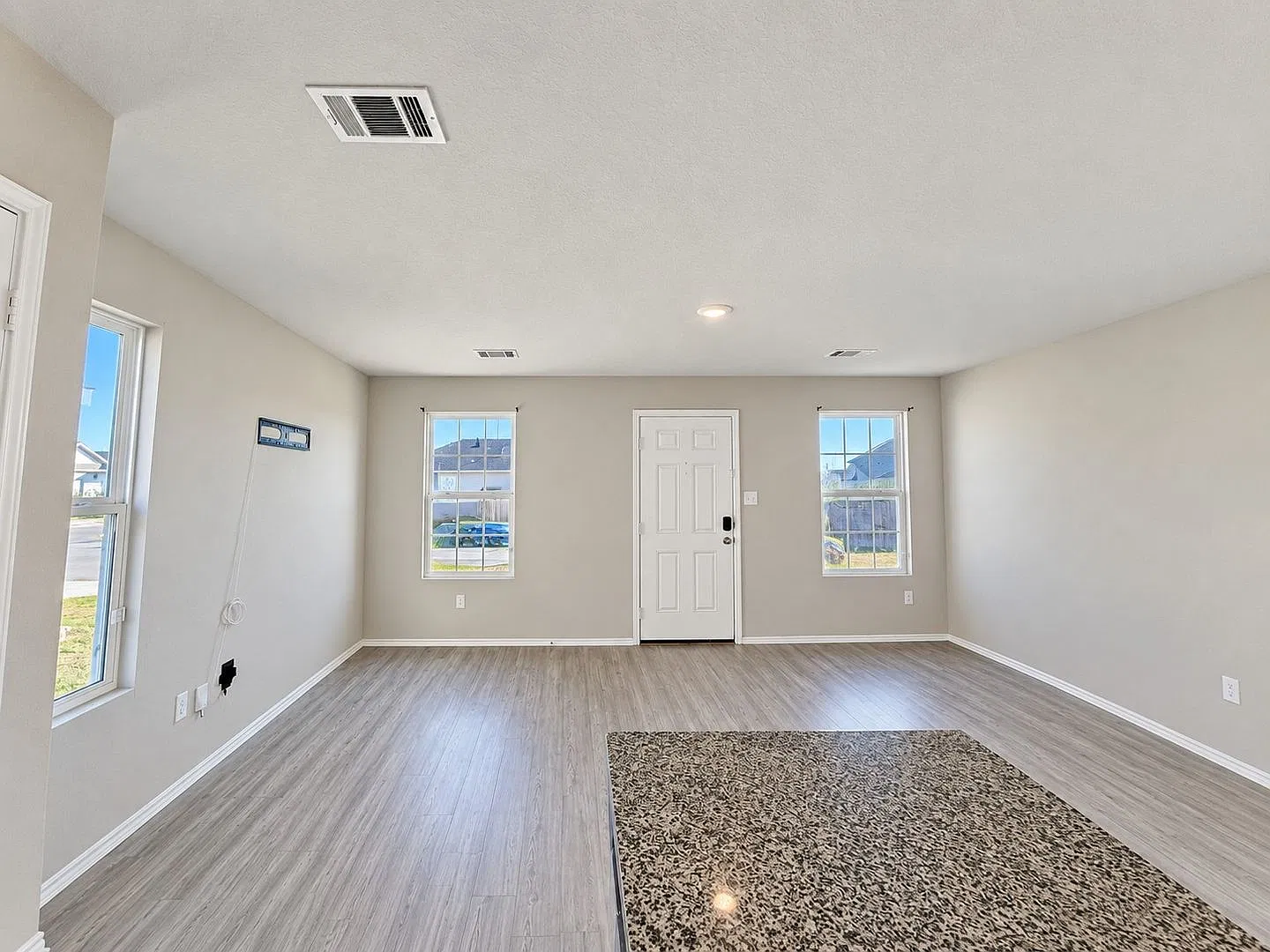 Charming 3BR Home with Open Floor Plan Near Lackland AFB & SeaWorld — Photo 3