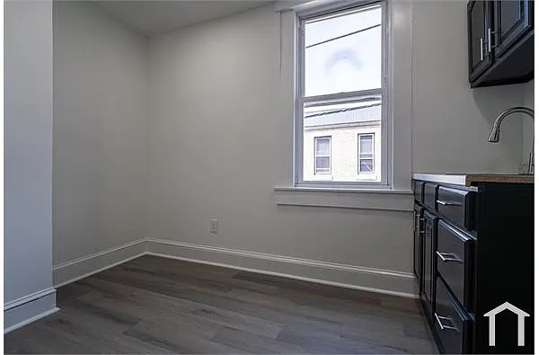 Building Photo - 2410 Wharton St #2
