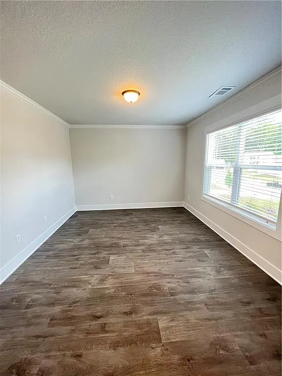 4 bed, 2.5 bath, 2200 sqft, $2,200 — Photo 2