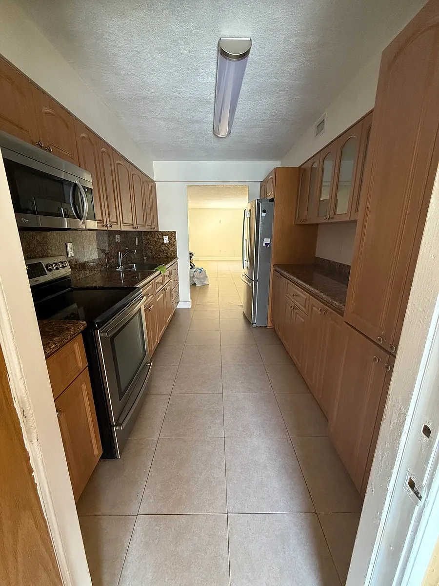 Building Photo - 1305 W 44th Pl #104