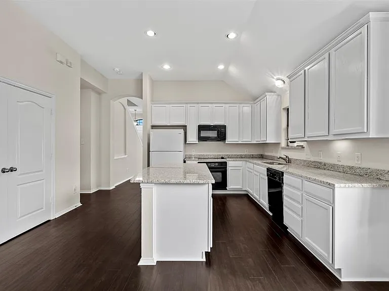2356 Aurora Dr — Photo 2