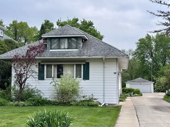 377 Blackhawk Rd, Riverside, IL 60546