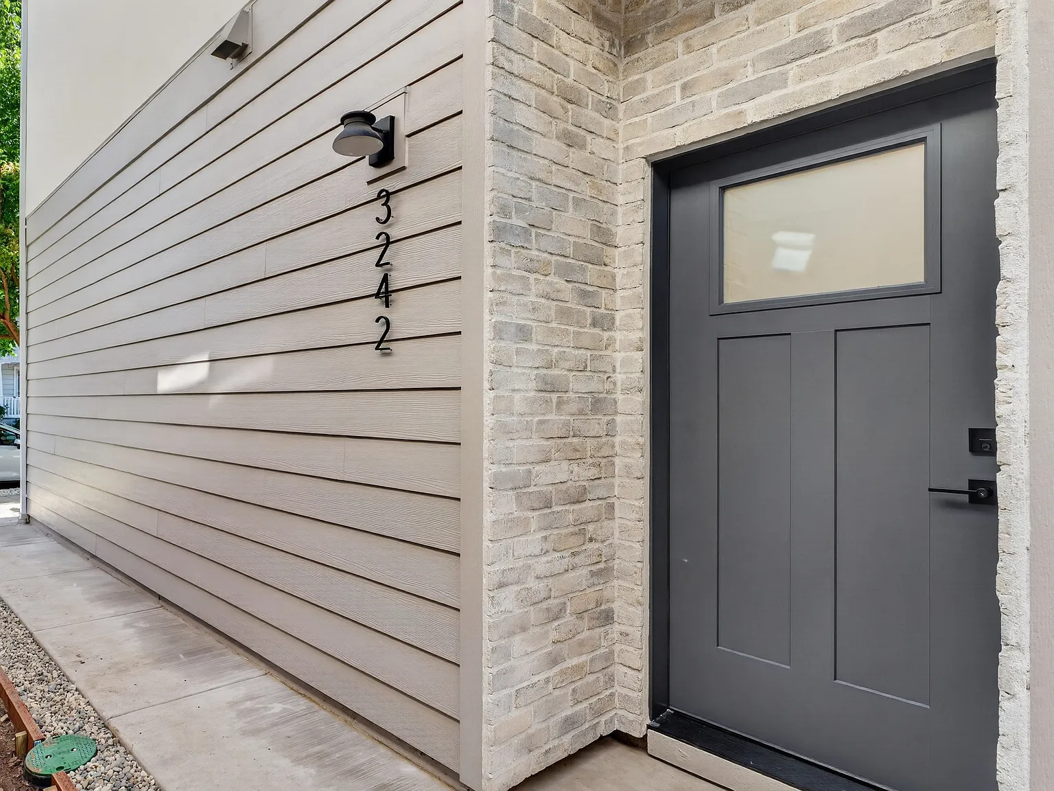 2 bed, 724 sqft, $2,445 — Photo 2