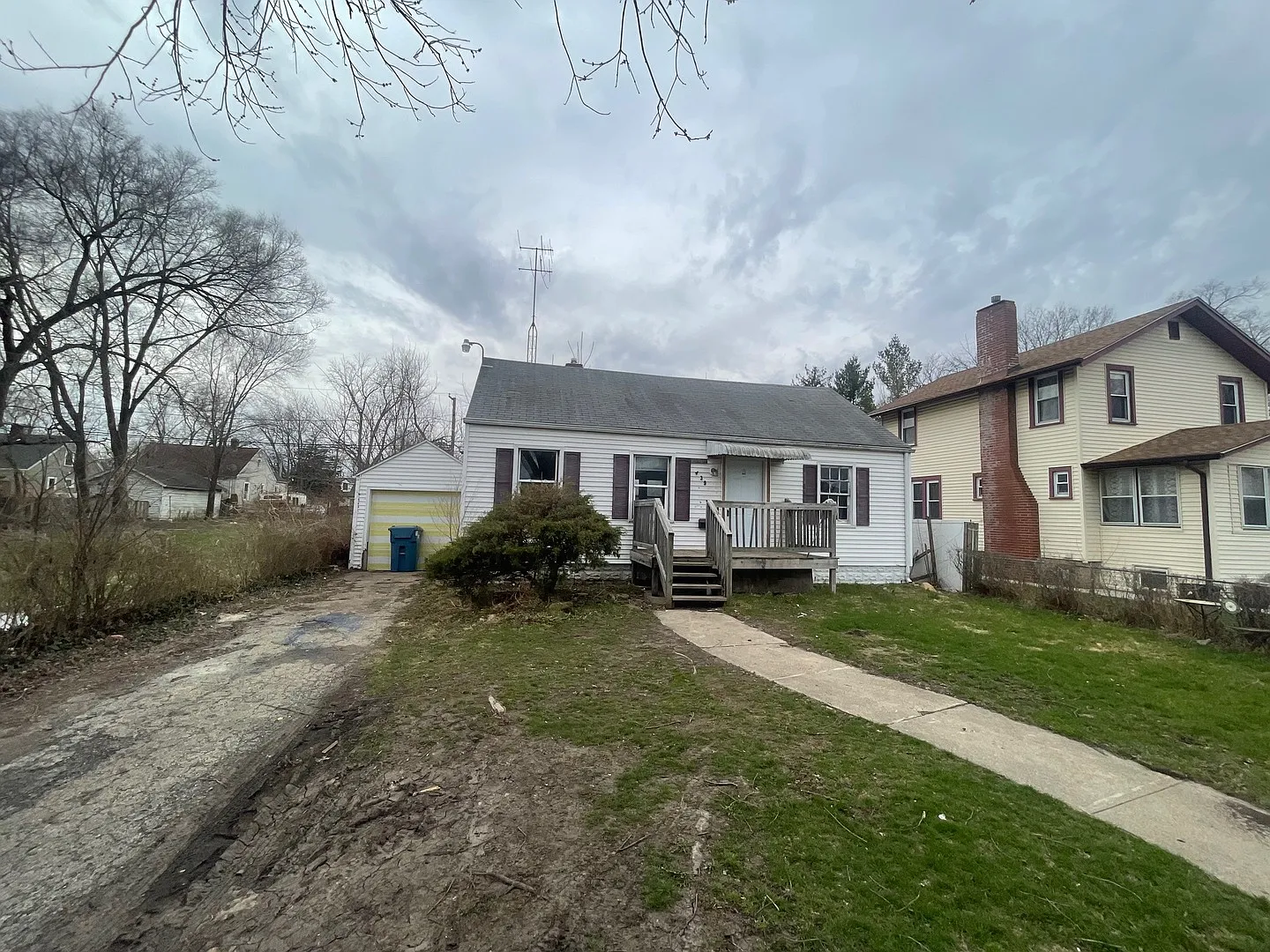 439 Country Club Dr photo 1