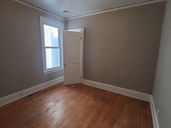 3rd image of 223-225 E Burleigh St #223