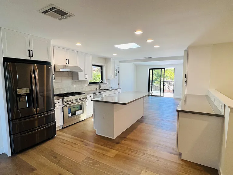 2620 Marin Ave — Photo 12