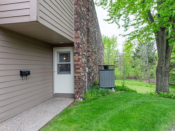 3rd image of 880 Stone Ridge Pl