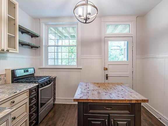 3rd image of 712 W Buena Ave #1