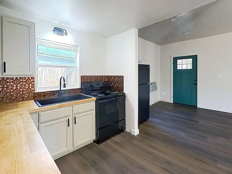 160 S Fredericksburg St — Photo 11