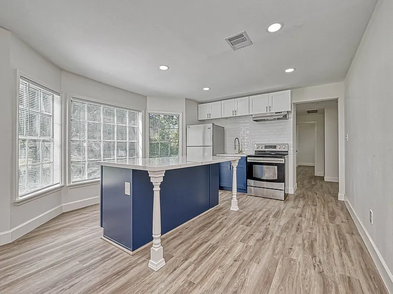 5609 Denmark St — Photo 7