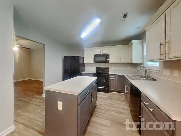 1524 Hamilton Hills Dr — Photo 5