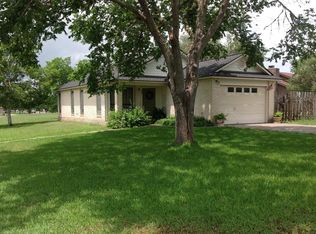 102 Crockett Dr, Cuero, TX 77954