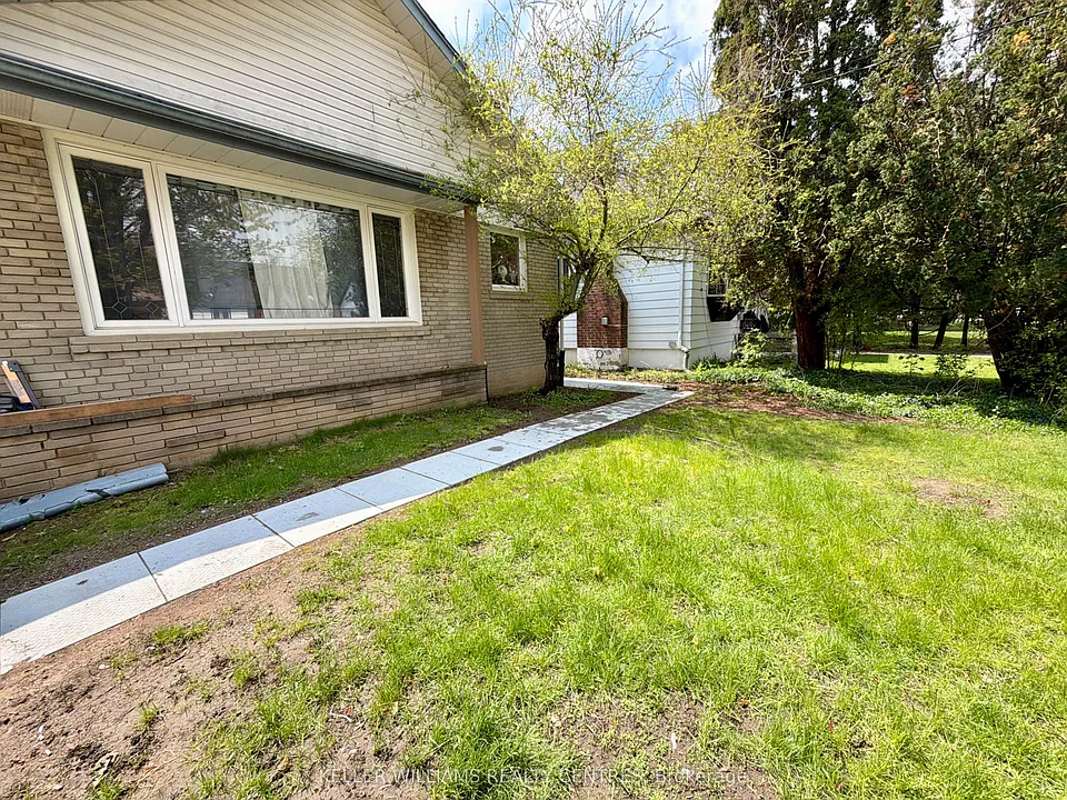 9 Sanderson Rd #LOWER