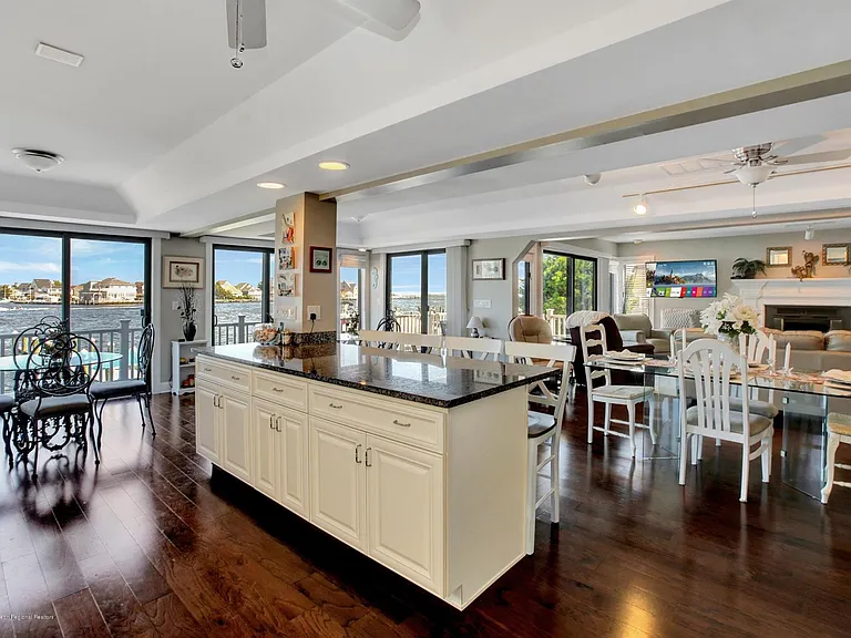 374 Aldo Dr — Photo 11