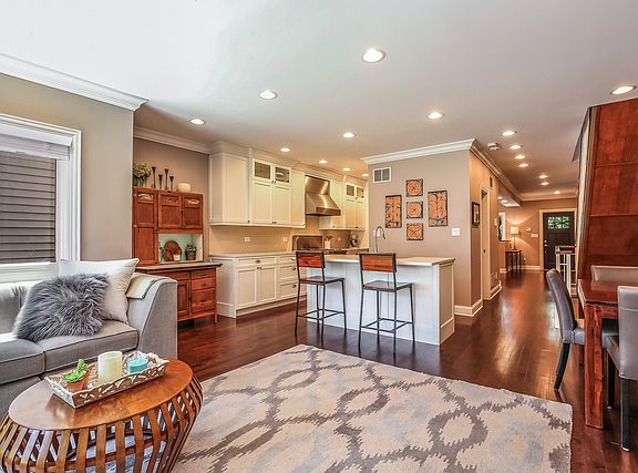 4th image of 1816 W Melrose St #1
