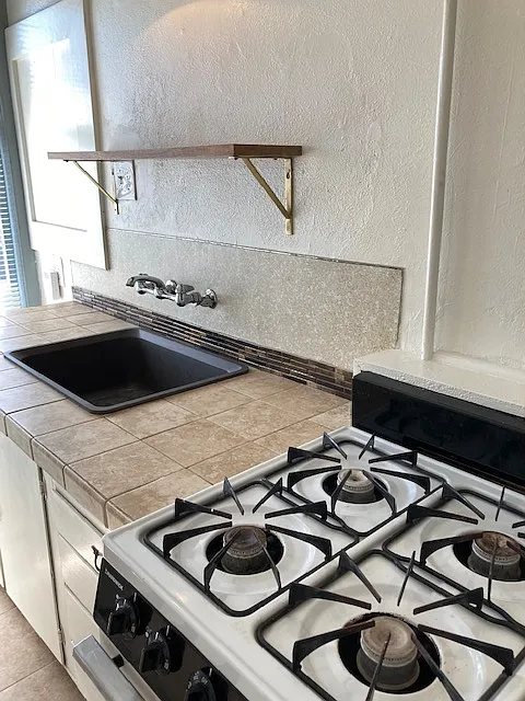 Gas stove, and big deep sink!