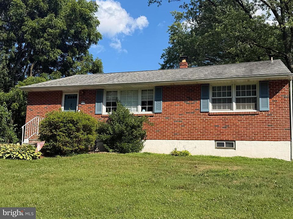 1st image of 33 Sheffield Manor Dr