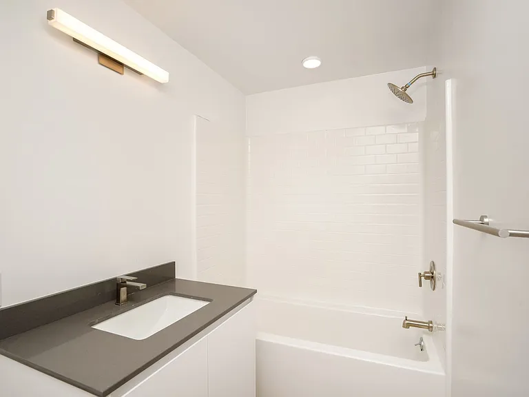 Brand New Luxury Homes! W/D, Balcony & Parking! — Photo 38