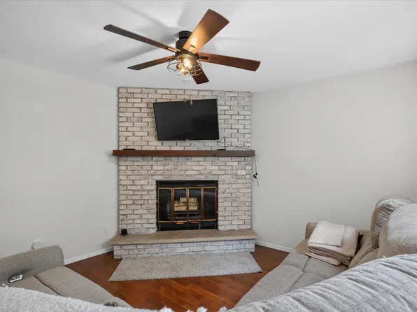970 Manor Dr APT 74, Neenah, WI 54956