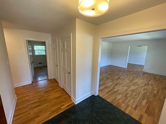 3rd image of 114 S Cardinal Dr