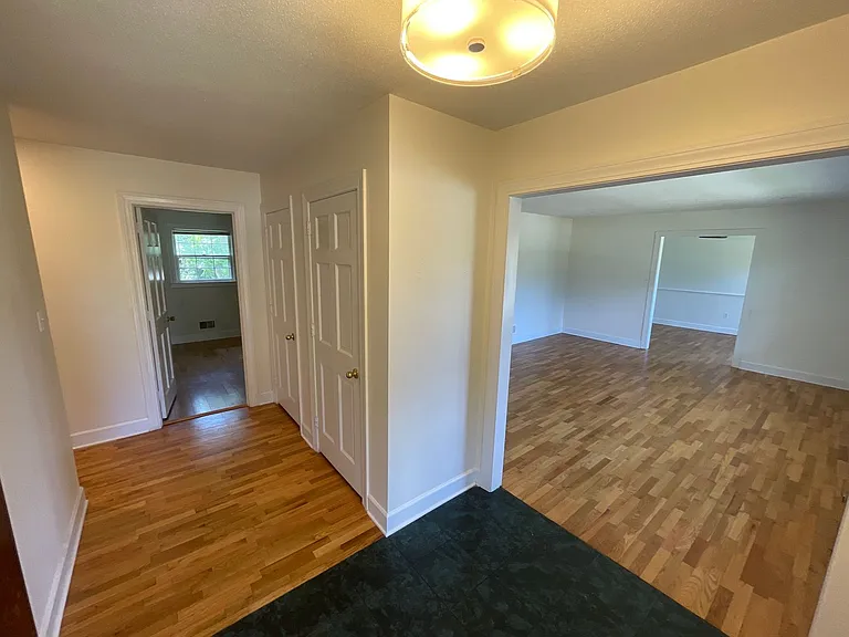 114 S Cardinal Dr — Photo 3