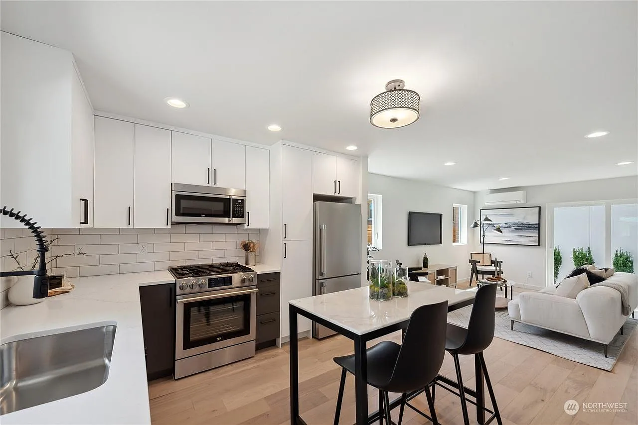 3 bed, 1119 sqft, $3,800 — Photo 3