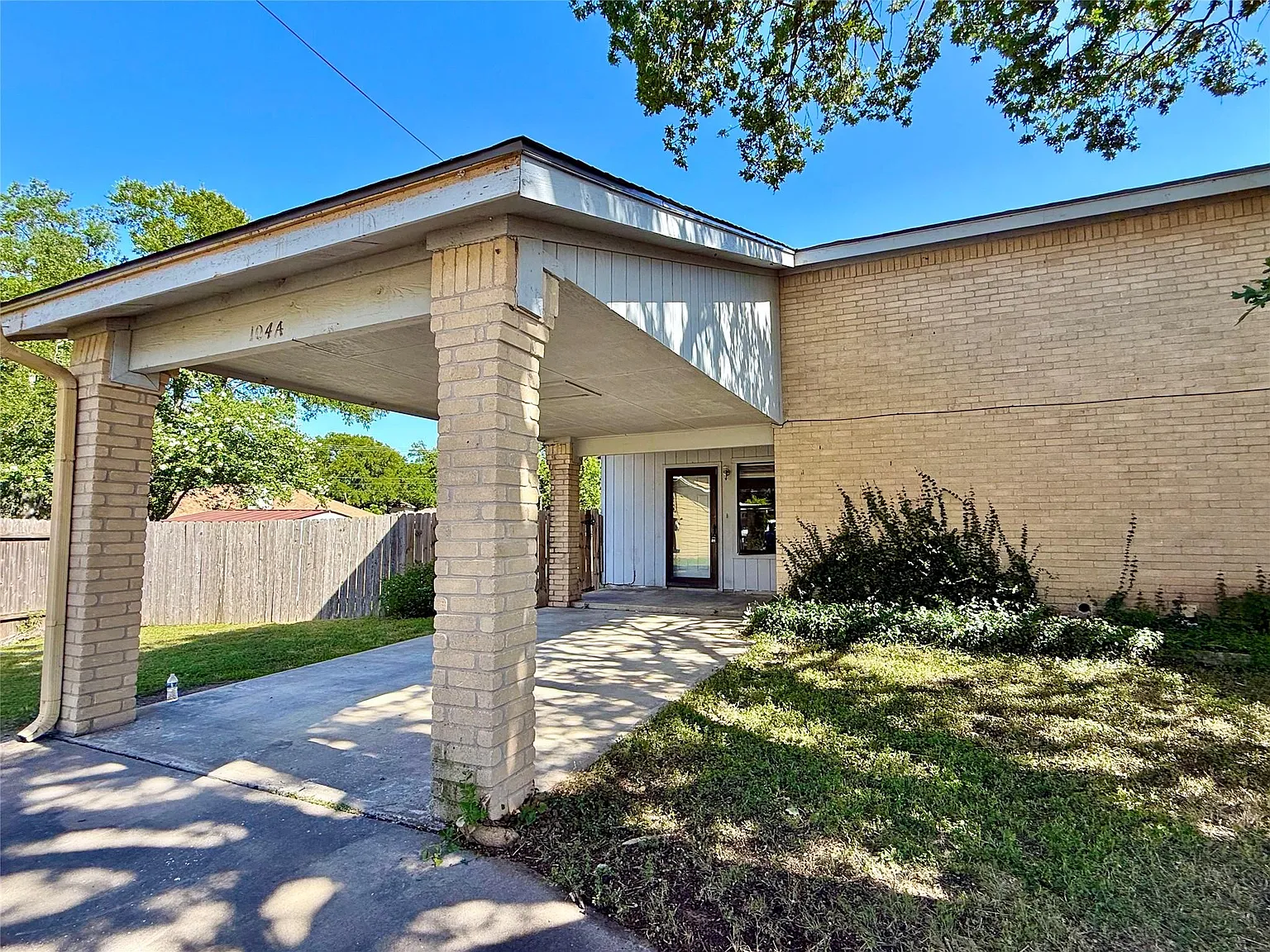 3 bed, 2.0 bath, 1337 sqft, $1,600 — Photo 2