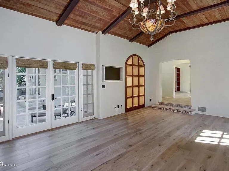 1064 Linda Vista Ave — Photo 4