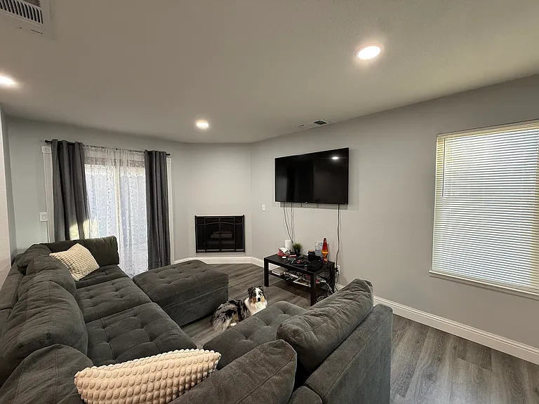 1095 Aspen Dr — Photo 1