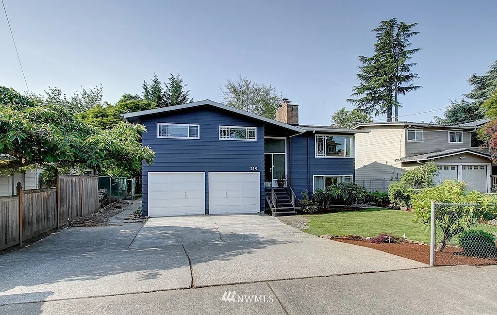 3 bed, 2400 sqft, $1,000 — Photo 1