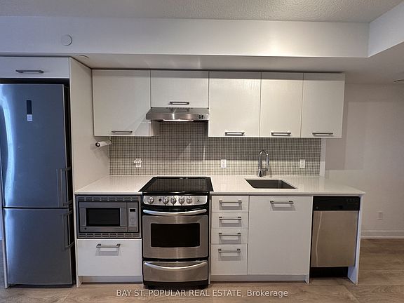 3rd image of 87 Peter St Unit 1019