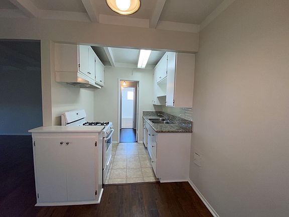 5th image of 6121 Whitsett Ave APT 10