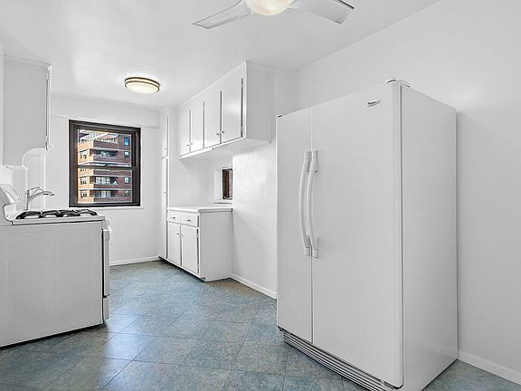 5th image of 417 Grand St Unit F1307