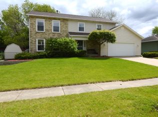 3917 Roxbury Dr NW, Cedar Rapids, IA 52405