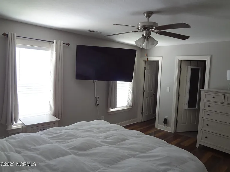 205 S Pointe Dr #B — Photo 30