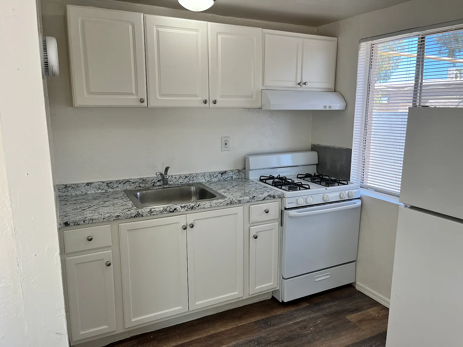 1 bed, 400 sqft, $895 — Photo 4
