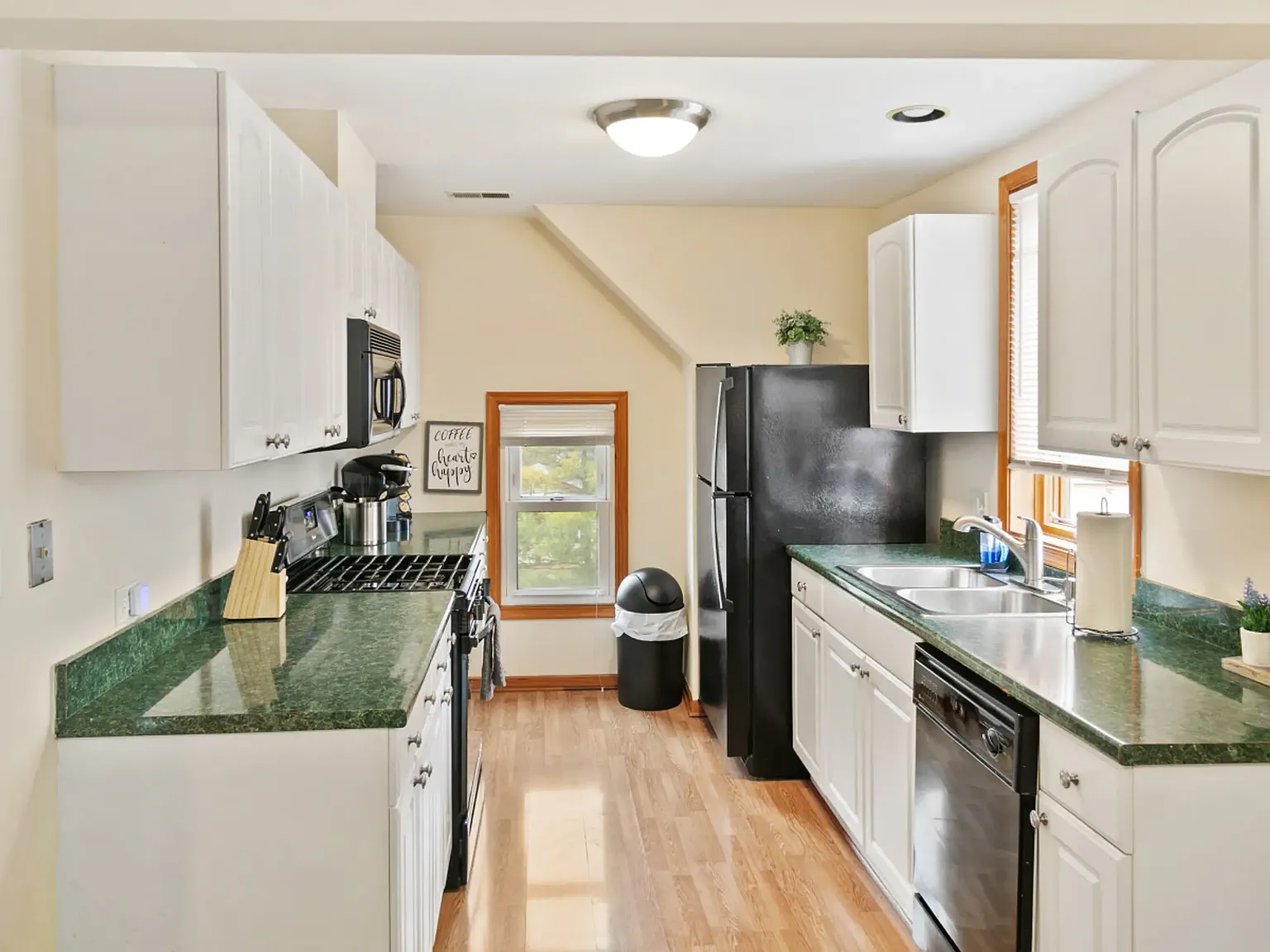 2 bed, 900 sqft, $3,200 — Photo 1