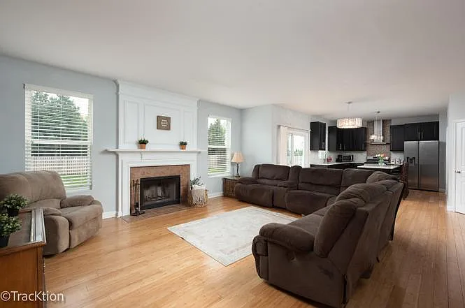 5 bed, 2470 sqft, $5,000 — Photo 3