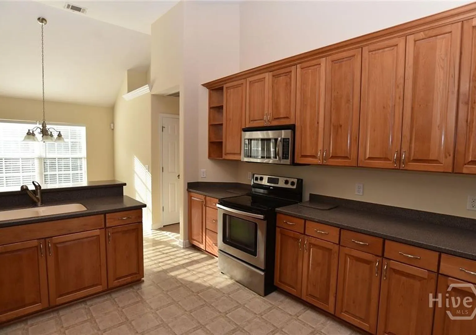34 Sand Spur- 5 bedrooms and 3 bathrooms located in Richmond Place, Richmond Hill, GA!! — Photo 4
