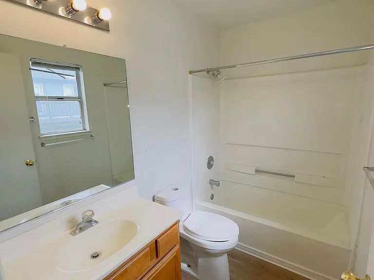 130 Curry Dr — Photo 4