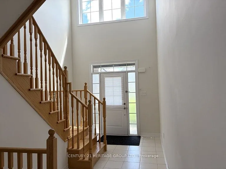 1449 Farrow Cres — Photo 3
