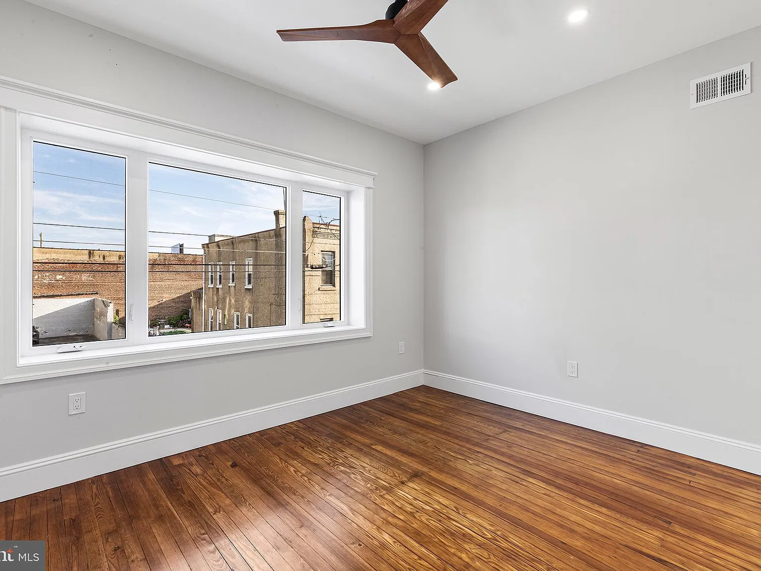 3 bed, 1.5 bath, 1600 sqft, $2,600 — Photo 3