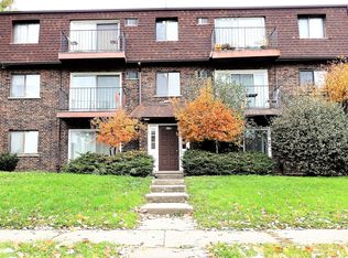 1225 Whispering Hills Ct APT 1B, Naperville, IL 60540