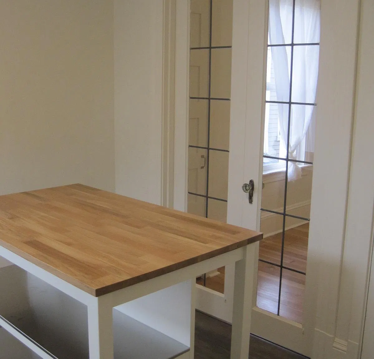 4 bed, 1.5 bath, 808 sqft, $3,990 — Photo 4