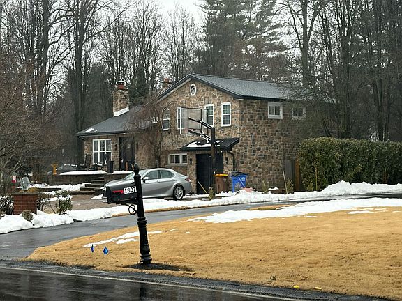 2nd image of 1805 Yardley Rd