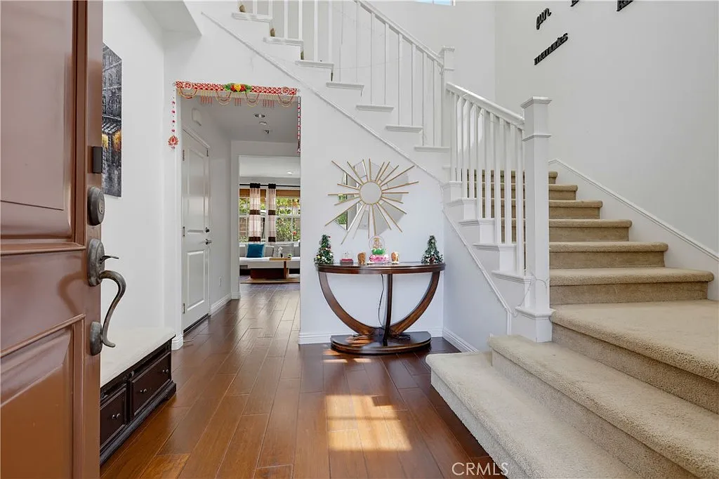 3 bed, 2.5 bath, 1900 sqft, $5,400 — Photo 2